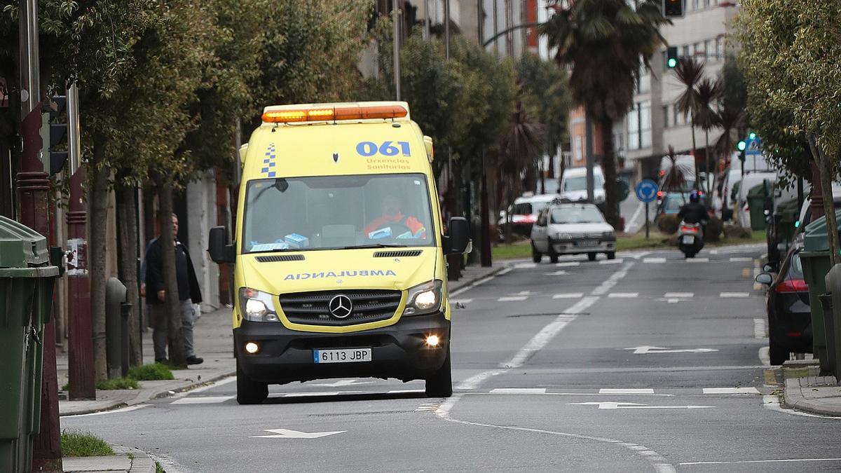 Una ambulancia circulando por una calle de Vigo