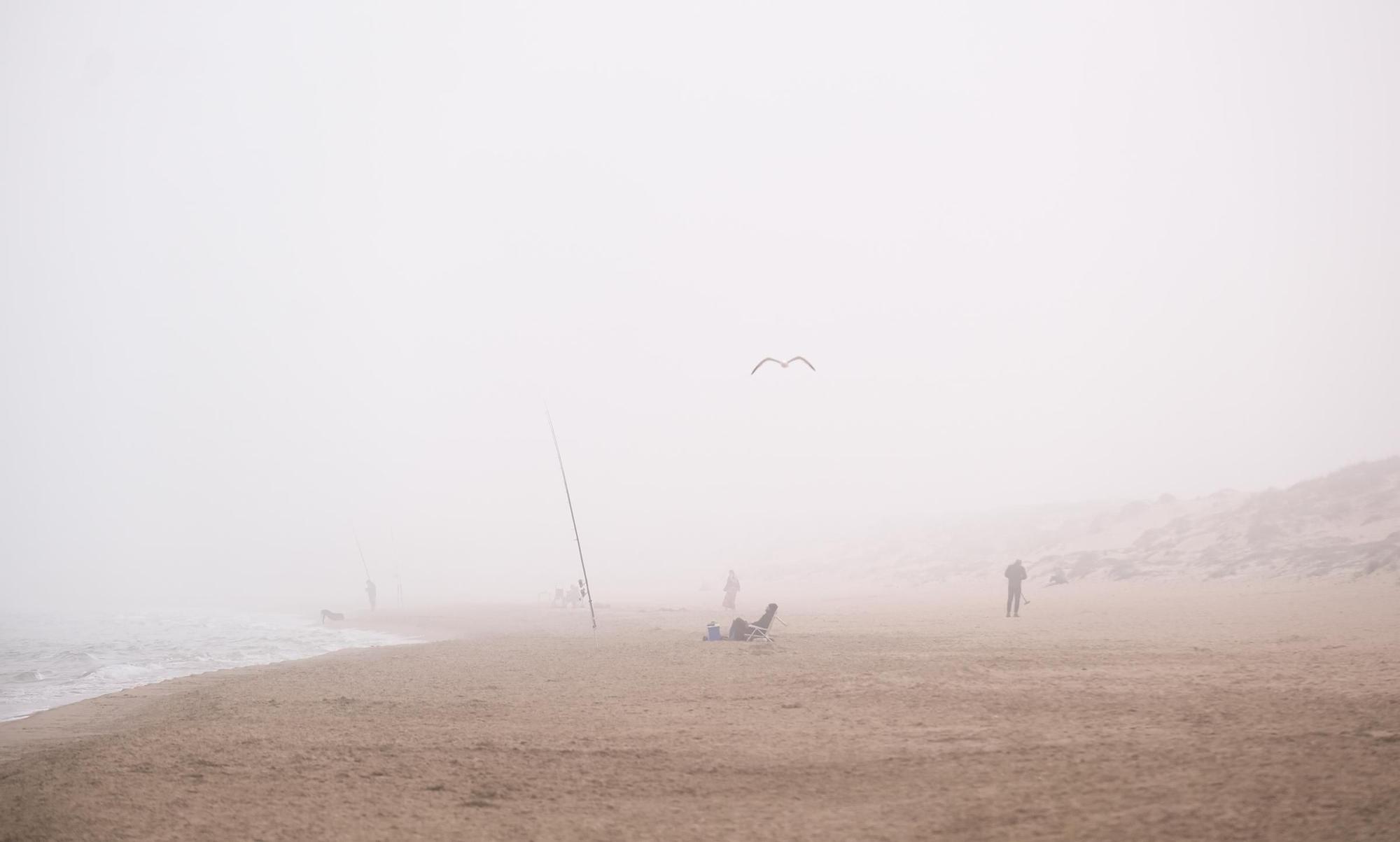 Un espeso banco de niebla engulle la playa de La Marina y El Pinet