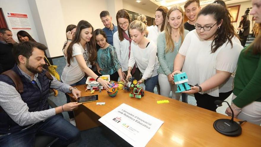 Els robots prenen les aules de Castelló per a ajudar en l’educació dels xicotets