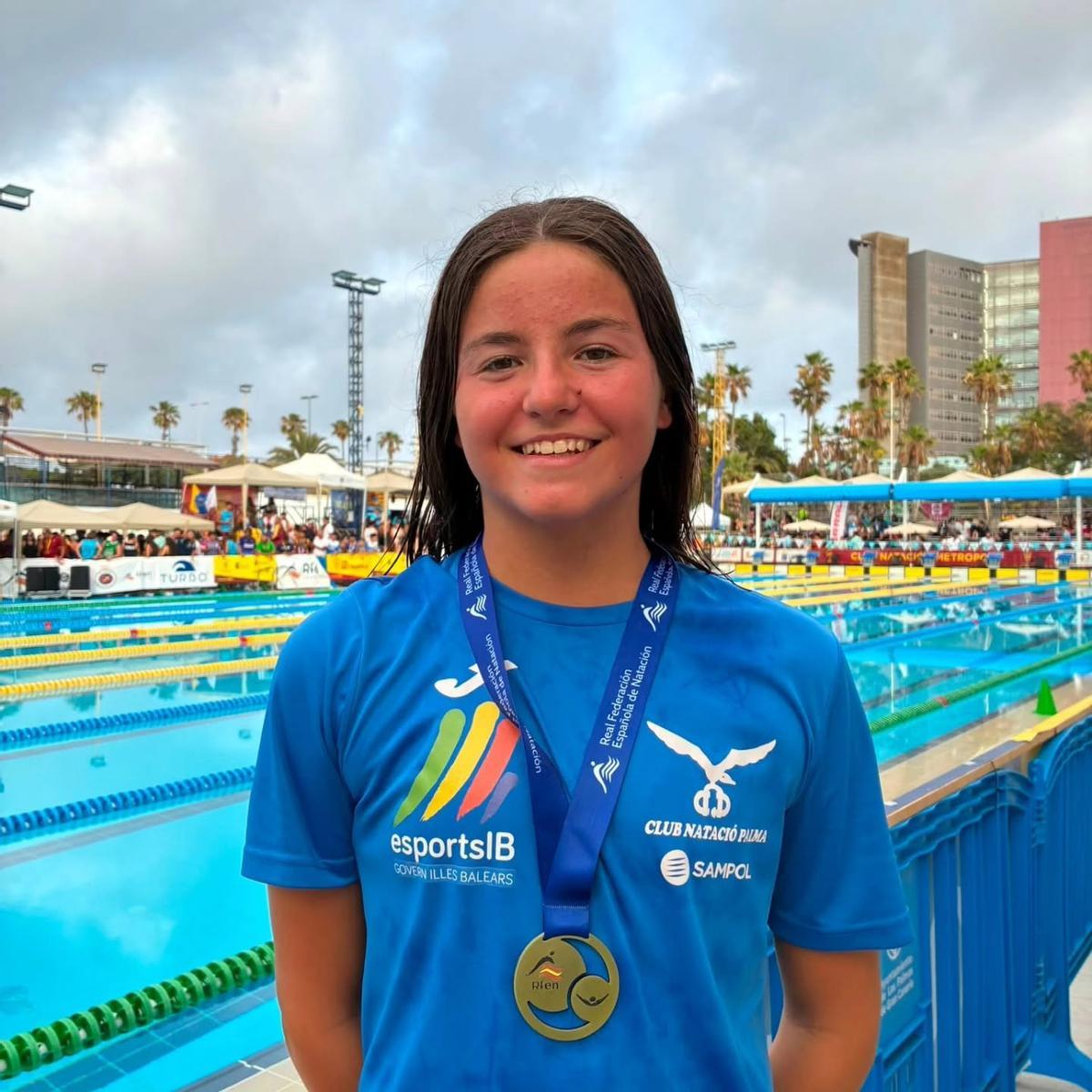 Maria Antonia Burguera posa con su medalla de oro.