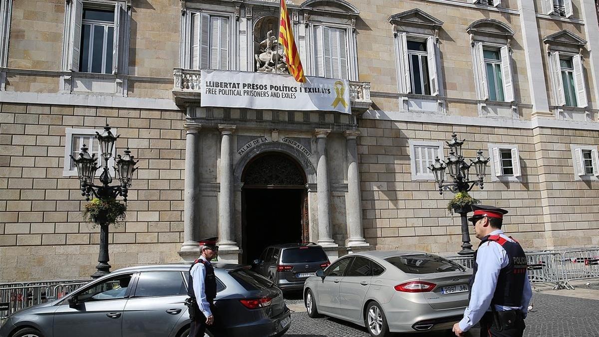 Un lazo amarillo y una pancarta lucen en el balcón del Palau de la Generalitat