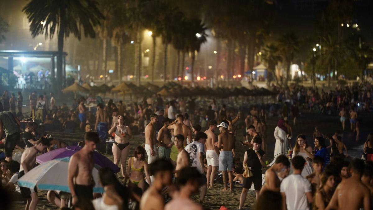Miles de personas celebraron la noche de San Juan en la playa de La Malagueta.