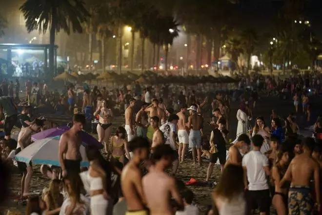 Las espectaculares imágenes de las playas de Málaga llenas en la Noche de San Juan