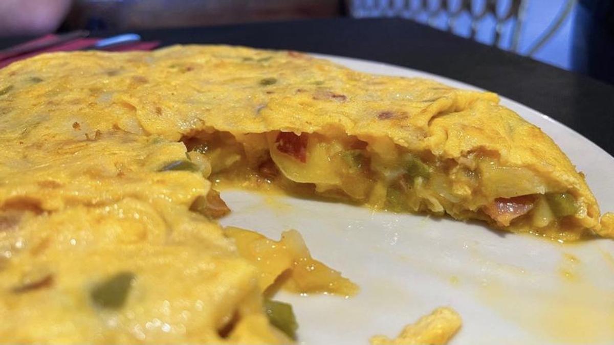 La tortilla de patatas es uno de los platos más típicos de la gastronomía española