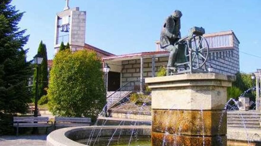 Concello de Nogueira, con el monumento a un afilador al frente.