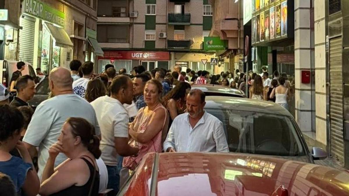 Largas colas en Multicines Cáceres cada miércoles.