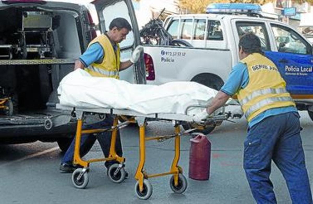 Treballadors del jutjat retiren el cadàver mentre el vehicle de la Policia Local s’emporta la bicicleta, ahir. Treballadors del jutjat retiren el cadàver mentre el vehicle de la Policia Local s’emporta la bicicleta, ahir.