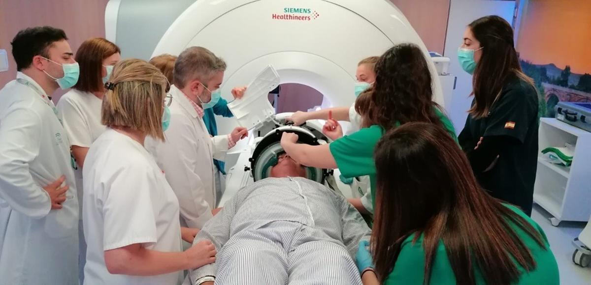 Un paciente en el resonador magnético a punto de someterse a la Terapia Hizu.