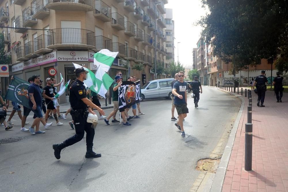 Los aficionados del Elche, escoltados antes del pa