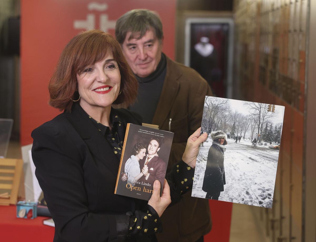 La escritora, periodista y guionista Elvira Lindo, creadora del célebre personaje Manolito Gafotas en un momento del acto en el que la Caja de las Letras del Instituto Cervantes recibe un legado suyo