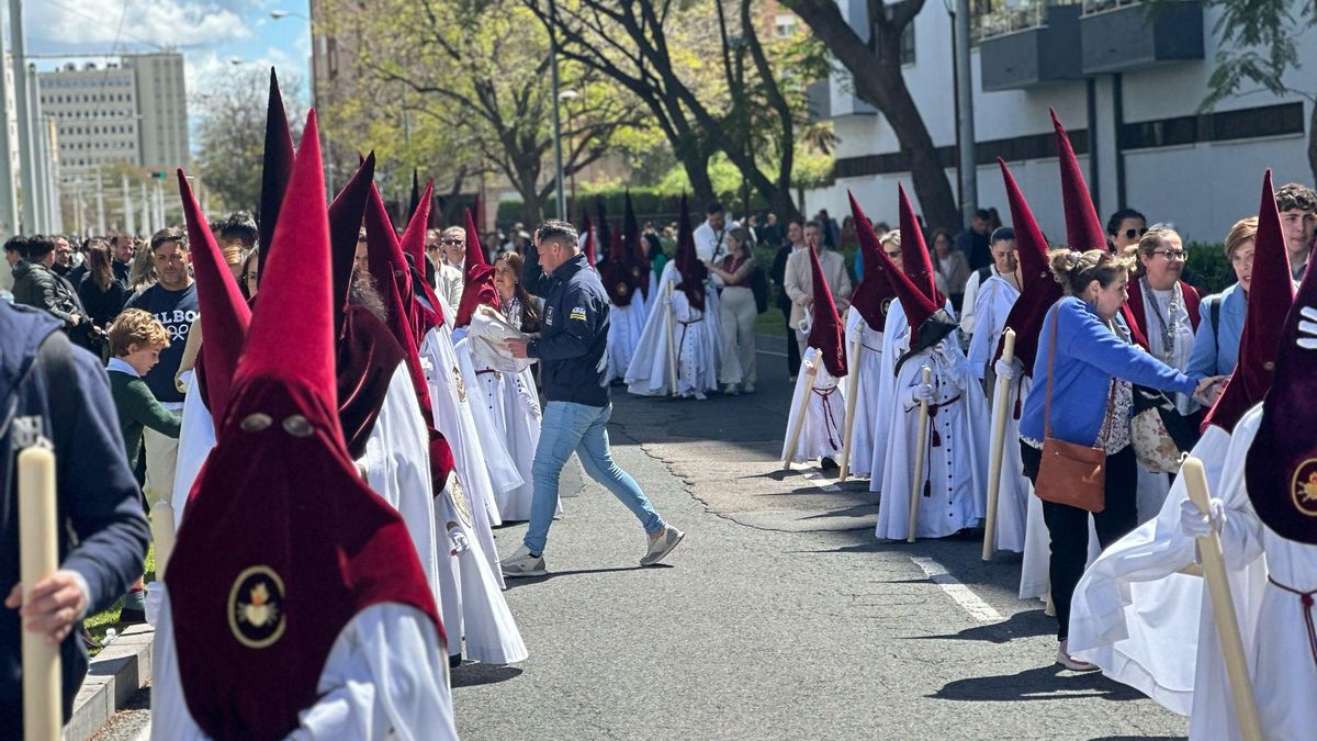 El primer tramo del Cristo de la Humildad de la Hermandad del Cerro del Águila discurre por la calle Enramadilla y sigue por la Avenida Carlos V.