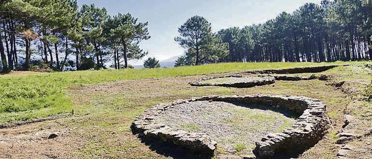 Nas imaxes: diferentes perspectivas dos dous castros de Neixón (Grande e Pequeno), no concello de Boiro.