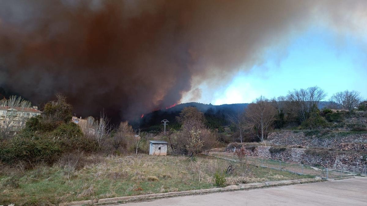 Las imágenes del incendio forestal en el Alto Mijares