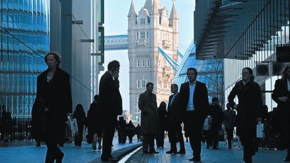 Los ejecutivos de la City, cerca de la Tower Bridge. El distrito financiero londinense controla el 46% del mercado de derivados.