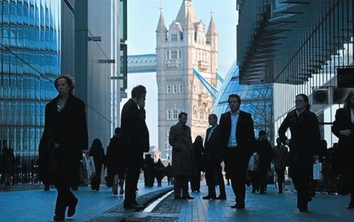 Els executius de la City, a prop del Tower Bridge. El districte financer londinenc controla el 46% del mercat de derivats. Els executius de la City, a prop del Tower Bridge. El districte financer londinenc controla el 46% del mercat de derivats.