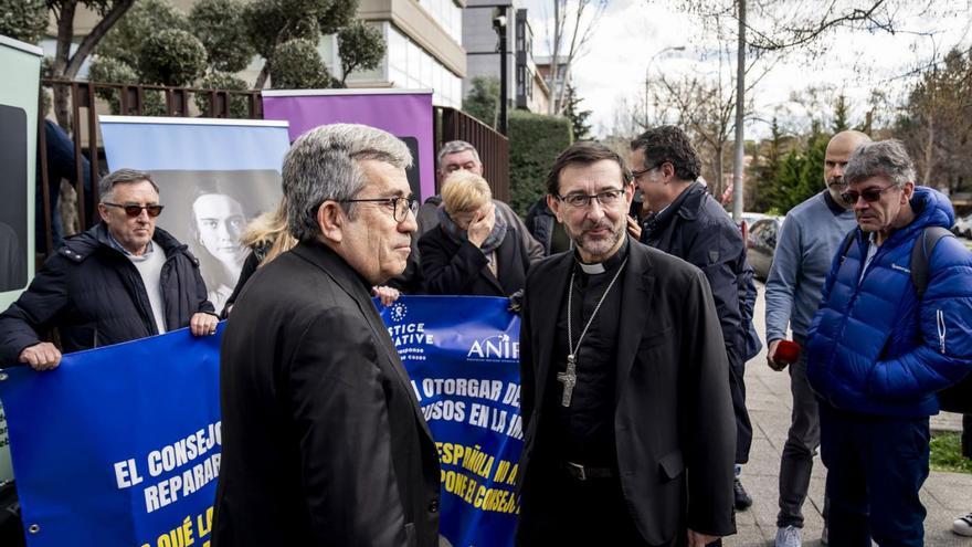 Argüello (izda.) y Cobo saludan a participantes en las protesta por los abusos en la Iglesia. |   // A. PÉREZ MECA