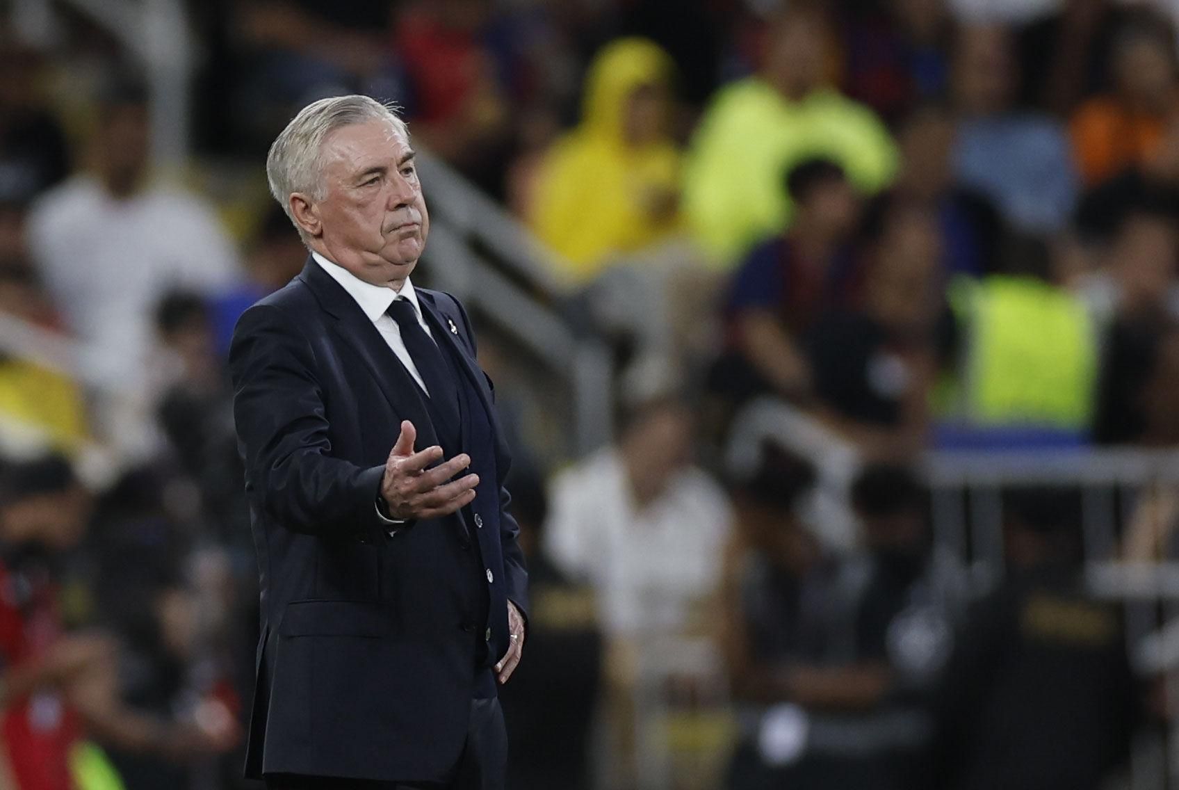 YEDA (ARABIA SAUDÍ), 12/01/2025.- El entrenador del Real Madrid, el italiano Carlo Ancelotti, durante el partido de la final de la Supercopa de España de fútbol entre el Real Madrid y el FC Barcelona, este domingo en Yeda, Arabia Saudí. EFE/ Alberto Estévez