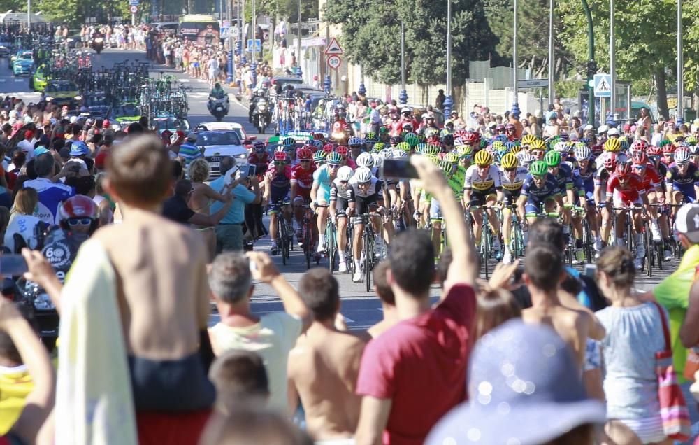 La segunda etapa de la ronda española, que empezó en Ourense y terminó en Baiona, pasó por Vigo y su área metropolitana. El pelotón cruzó la ciudad a toda velocidad a la caza de los corredores escapados.