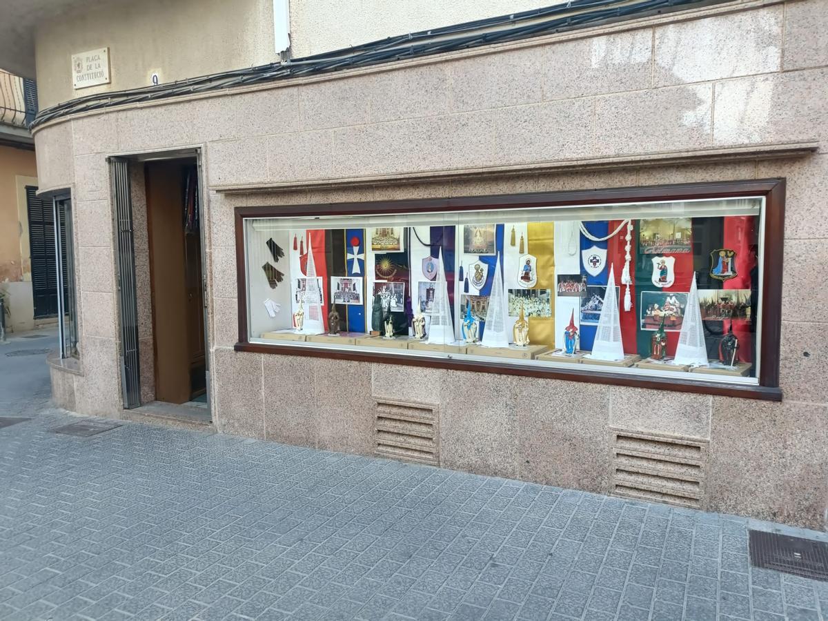 Un escaparate lleno de motivos propios de la Semana Santa 'poblera'.