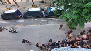 Gran desplegament policial en el desallotjament d’un bloc a Gràcia