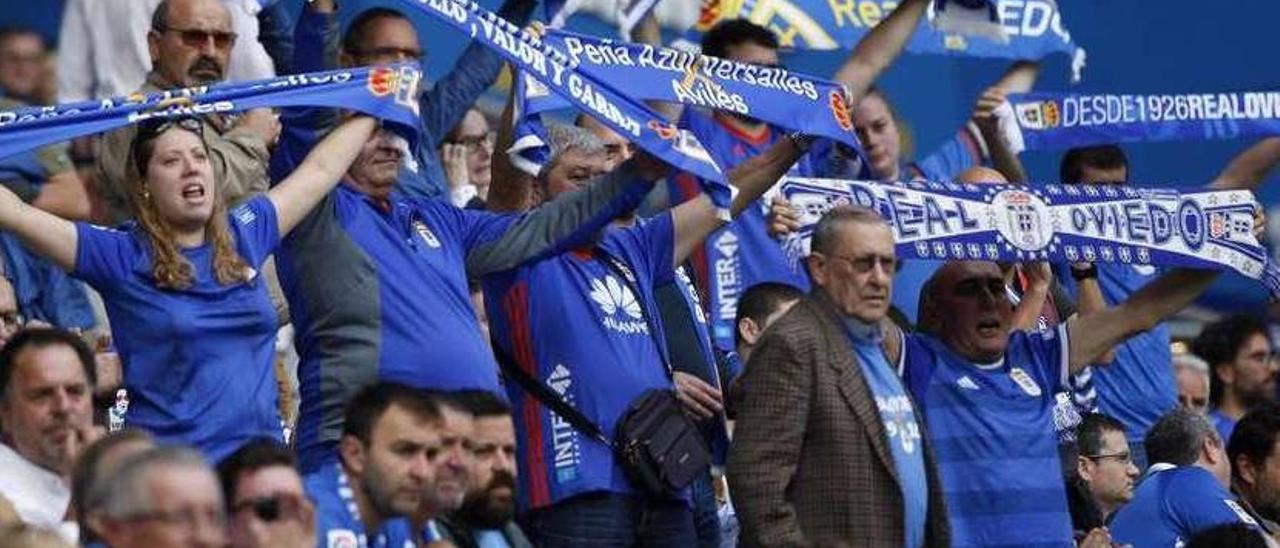 Aficionados del Oviedo en la grada del Tartiere.