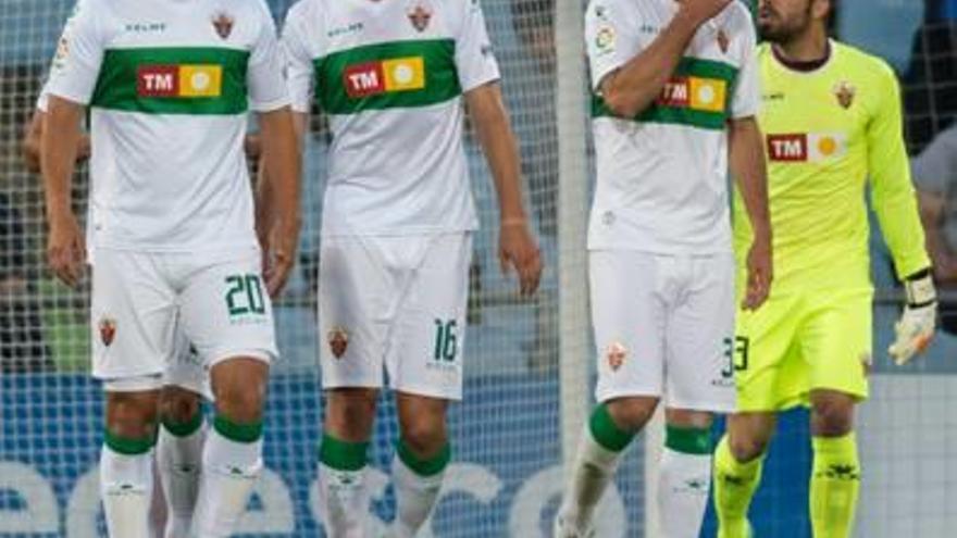 Josete, Fabián, Túñez y el portero Juan Carlos apesadumbrados después del primer gol del Getafe.