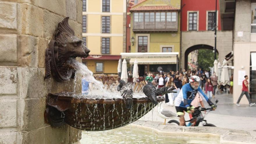 Las fuentes de Gijón renacen y los barrios lo agradecen: “Dan una imagen muy buena de la ciudad”