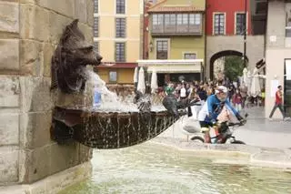 Las fuentes de Gijón renacen y los barrios lo agradecen: “Dan una imagen muy buena de la ciudad”
