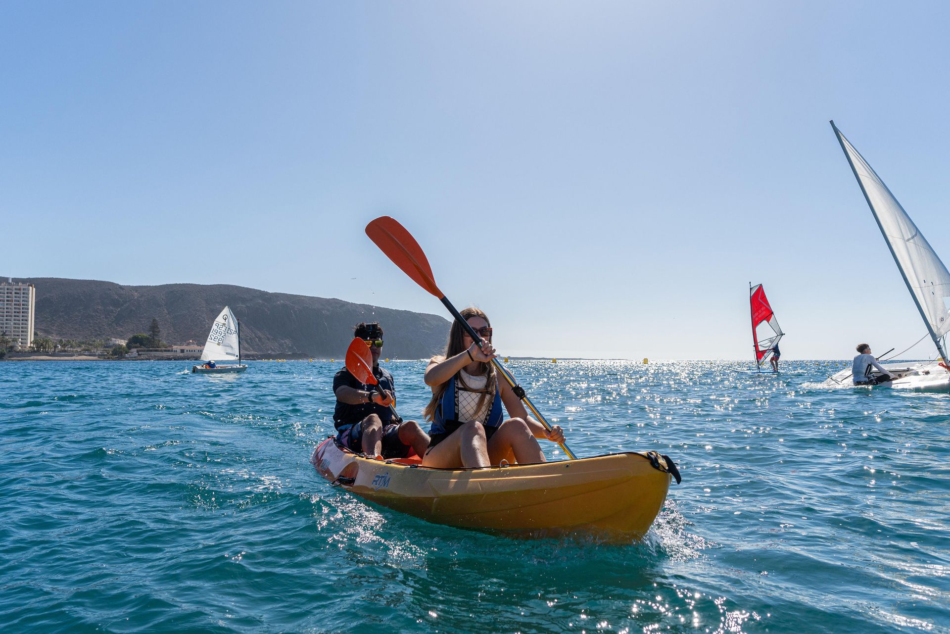 La Playa de Las Américas, la Playa de Los Cristianos y Costa del Silencio – Las Galletas son ejemplos palpables del compromiso ambiental de Arona.
