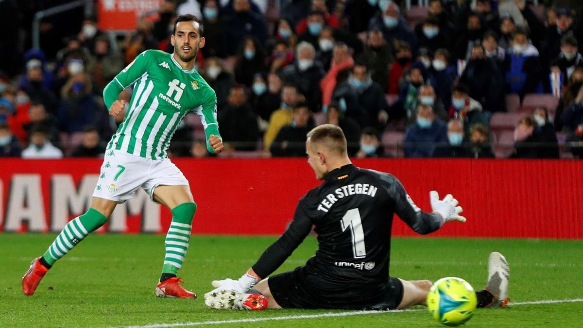 Ter Stegen prova d’aturar, sense èxit, el xut de Juanmi que acabaria convertint-se en gol.  | EFE/ALEJANDRO GARCÍA