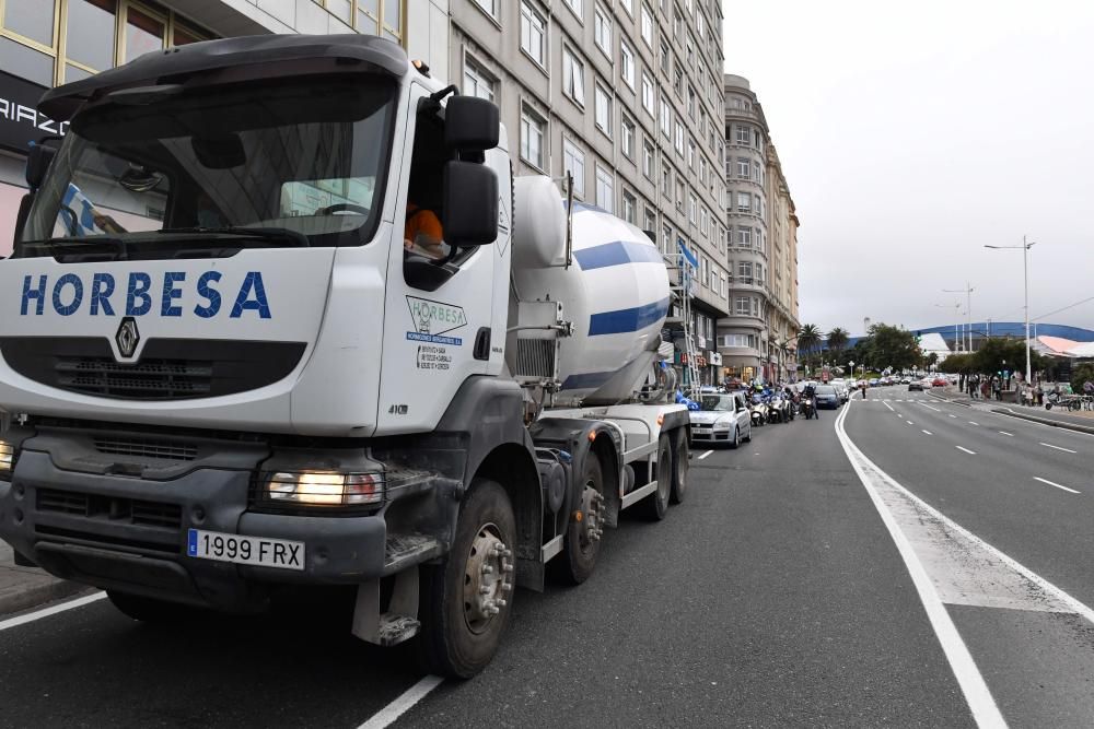 La caravana en defensa del Deportivo colapsó el tráfico en varios puntos de A Coruña.
