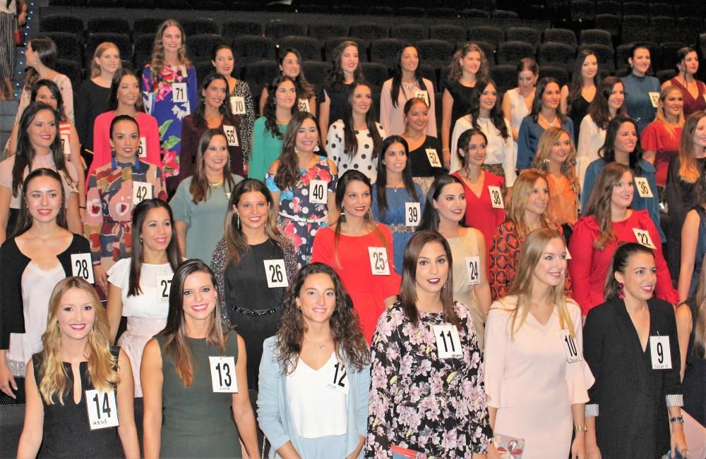 Las candidatas a fallera mayor de València visitan el concurso de teatro fallero