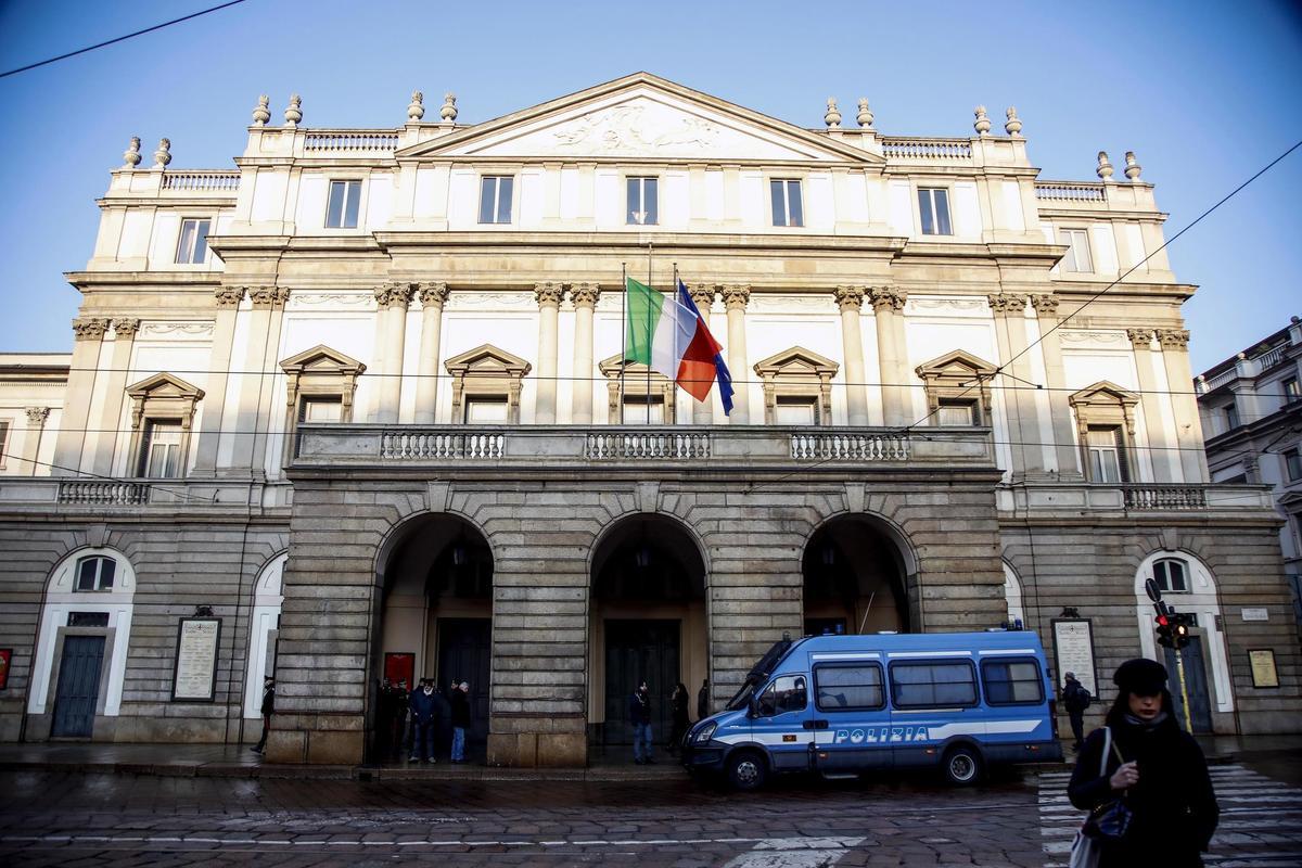 Ecologistas lanzan pintura contra la fachada de La Scala de Milán