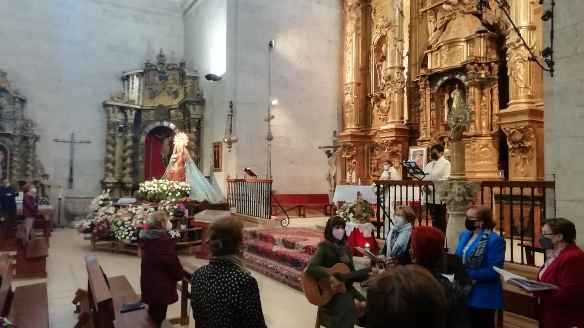 Acto religioso en honor a la Virgen de la Antigua en la iglesia de San Juan de Fuentesaúco