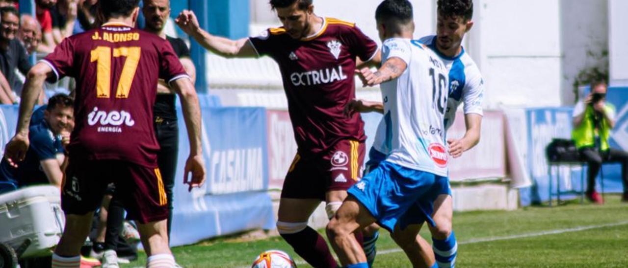 Andy lucha por un balón durante el encuentro disputado en El Collao