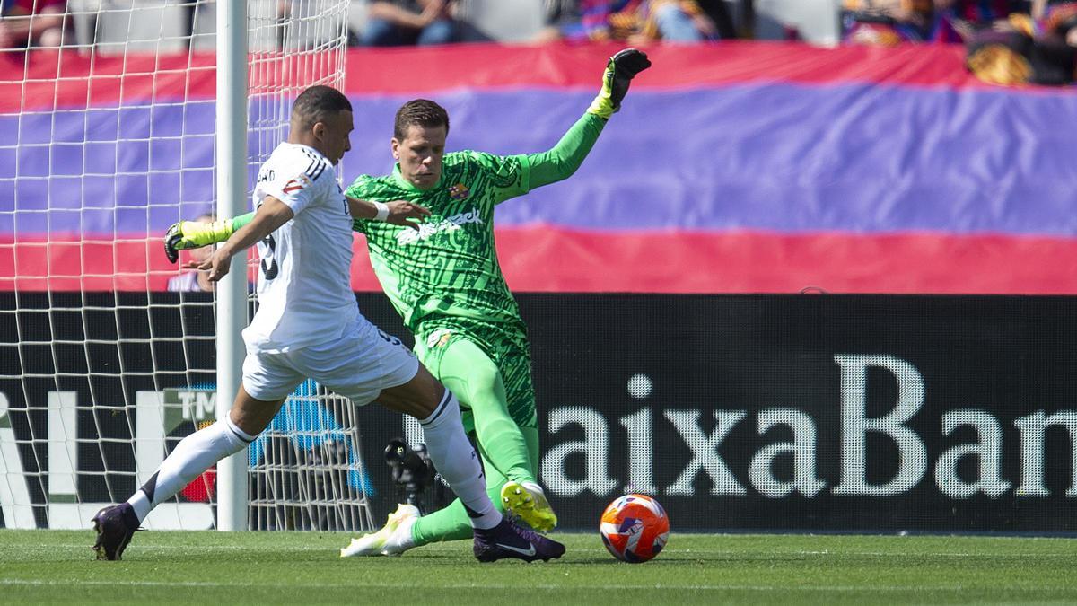 Szczesny derriba a Mbappé en el área.