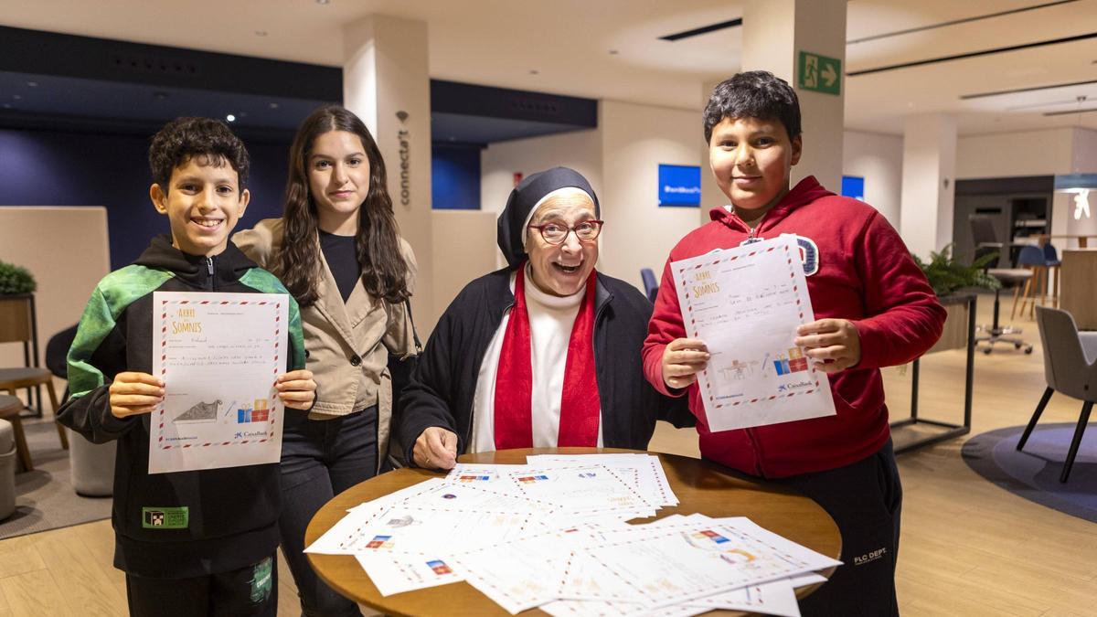El Mohamed, la Meriem, sor Lucía i l’Ahmed amb algunes de les cartes d’aquest any