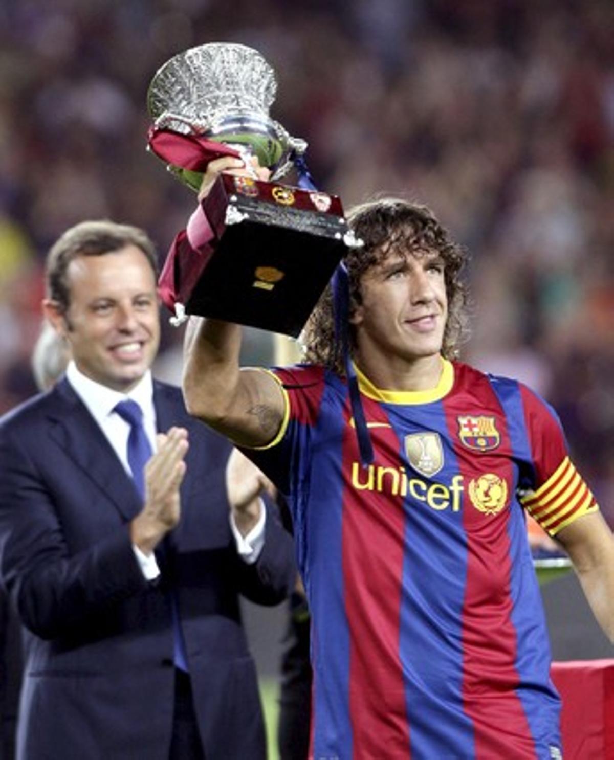 El defensa del FC Barcelona, Carles Puyol, aixeca la copa després que el seu equip es proclami campió de la Supercopa d’Espanya d’Espanya.