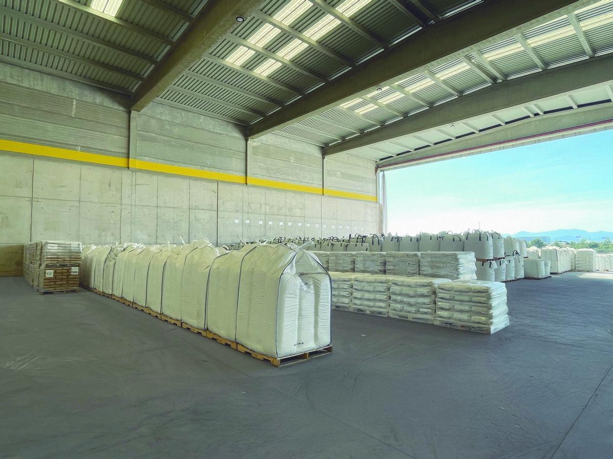 El centro logístico cuenta con una capacidad de almacenaje de hasta 500.000 toneladas.