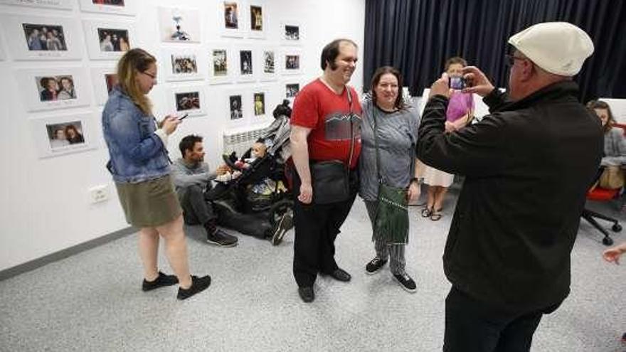 Visitantes, ayer, a la exposición &quot;¿Dónde vas, Amador&quot;.