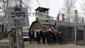 Frank-Walter Steinmeier, presidente de Alemania, en la entradade Auschwitz.