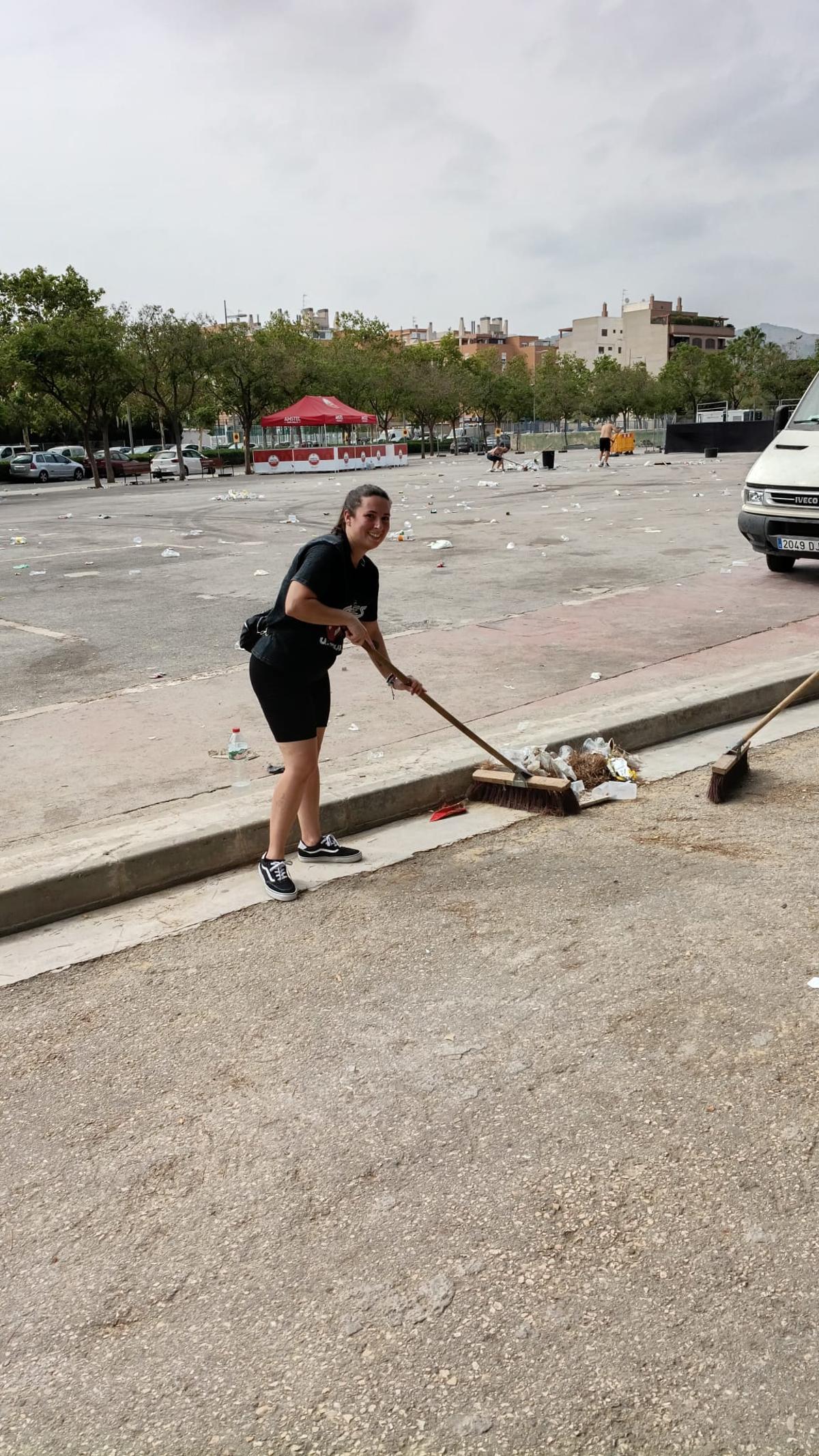 Peñistas recogiendo basura en el recinto ferial