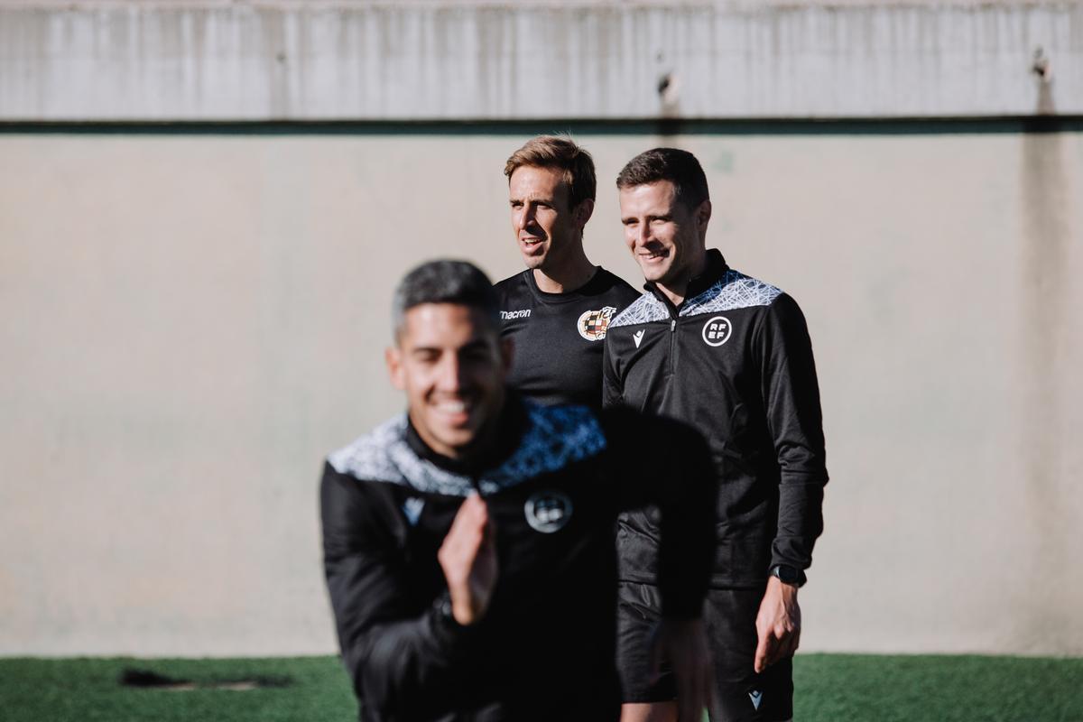 Pizarro Gómez, al fondo, junto a dos de sus compañeros de entrenamiento.