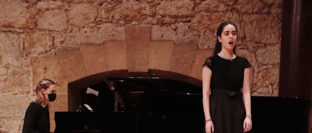 Eugenia Ugarte, con Yelyzaveta Tomchuk al piano, durante un concierto de “La Castalia” el pasado febrero. | Miki López