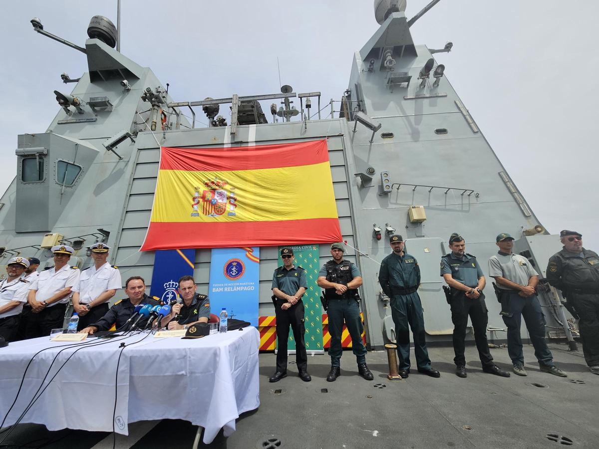 Rueda de prensa en el buque &quot;Relámpago&quot; de la Armada, atracado en Alicante.