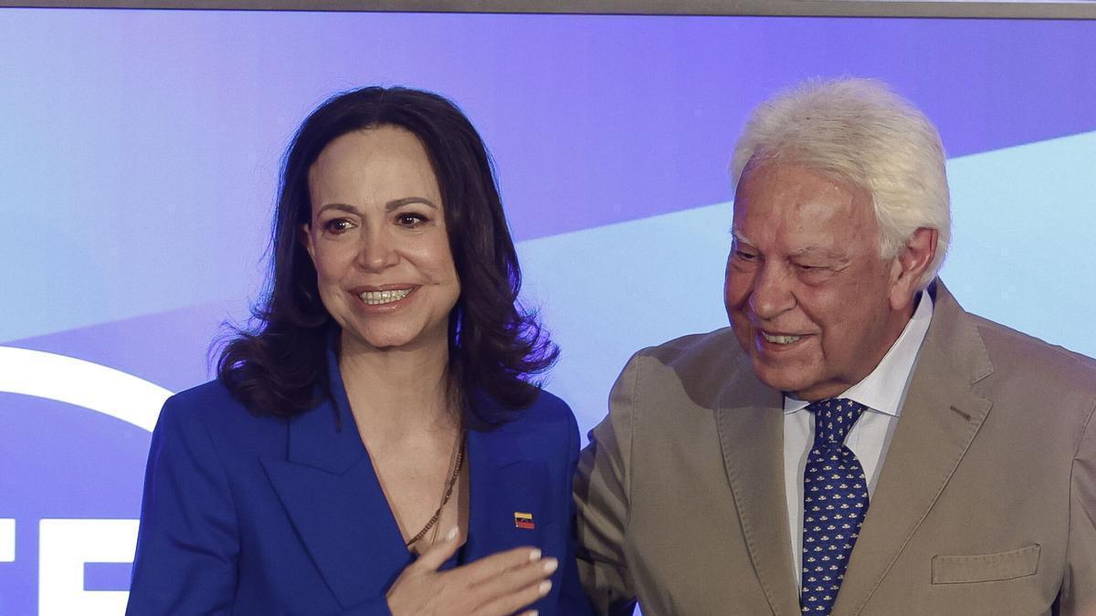 María Corina Machado junto a Felipe González en un desayuno informativo organizado por Fórum Europa.