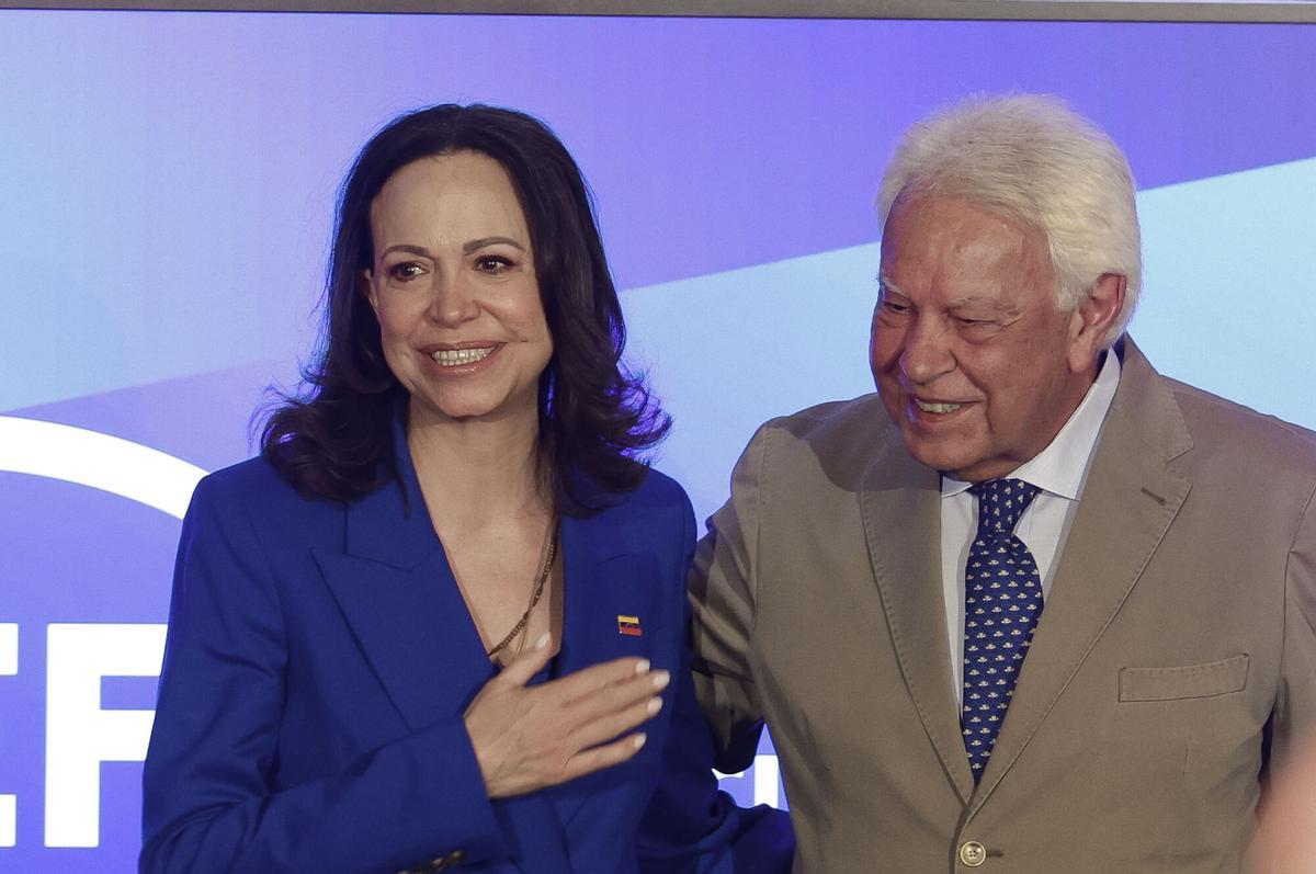 María Corina Machado junto a Felipe González en un desayuno informativo organizado por Fórum Europa.