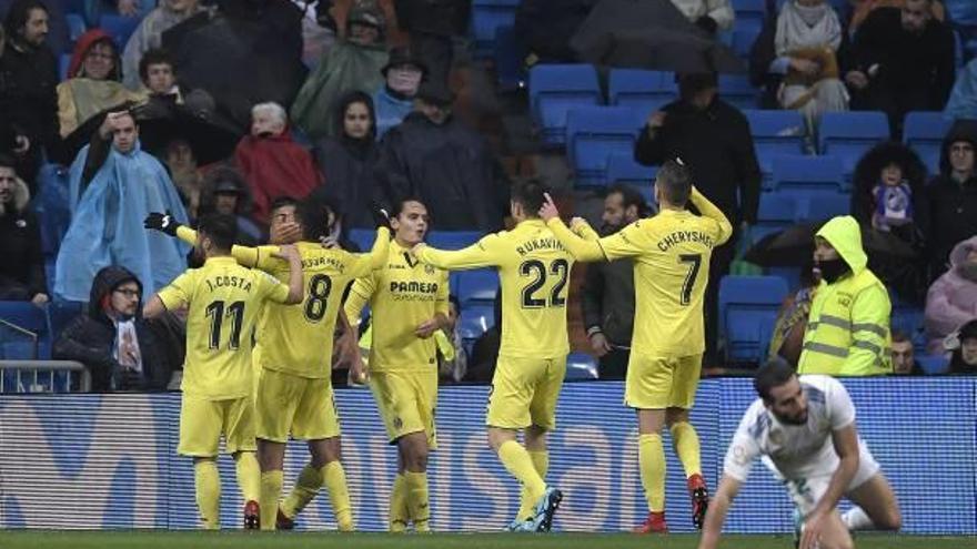 Los jugadores del Villarreal celebran el tanto de Fornals que le daba el triunfo en casa del Real Madrid.