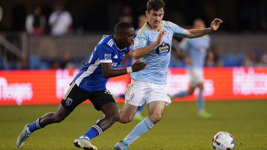 Luca de la Torre presiona a un rival en el partido contra San José Earthquakes. | // RC CELTA
