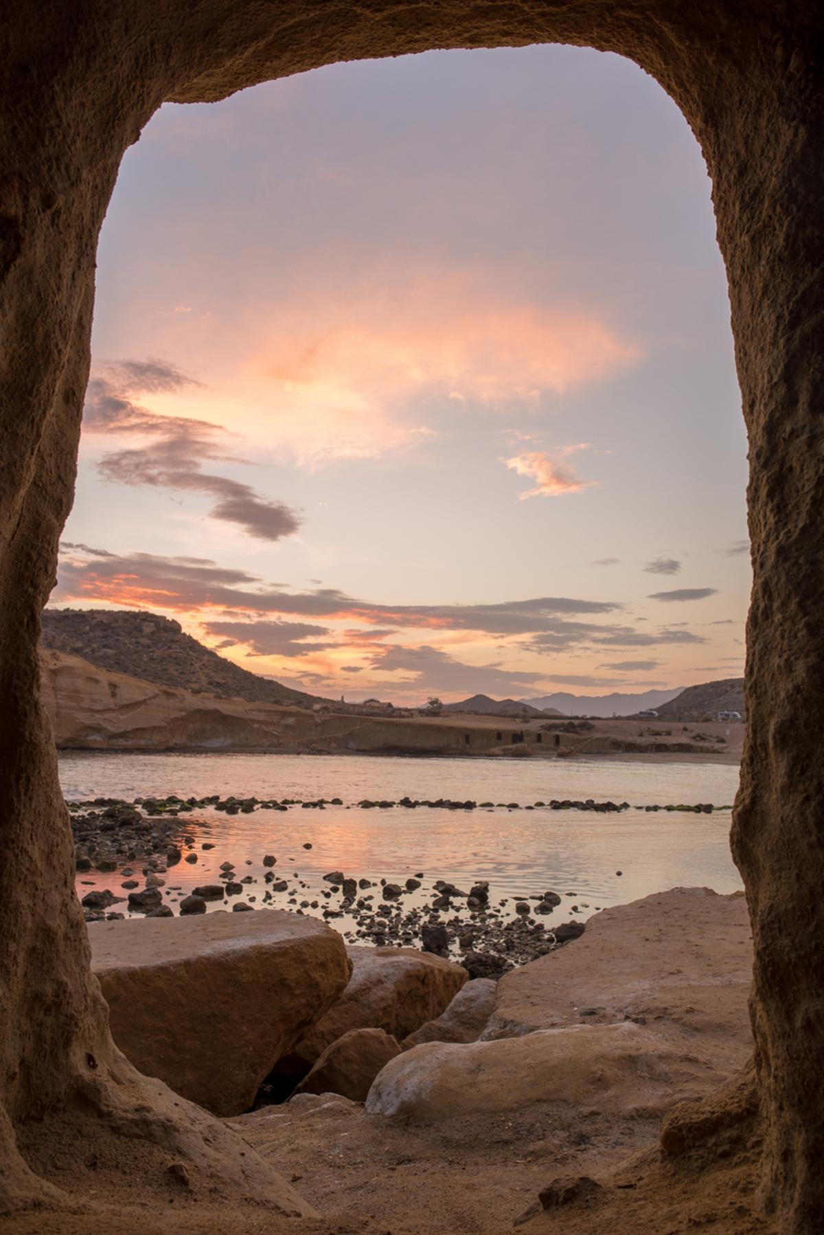 Cala cerrada en Aguilas al atardecer, Murcia